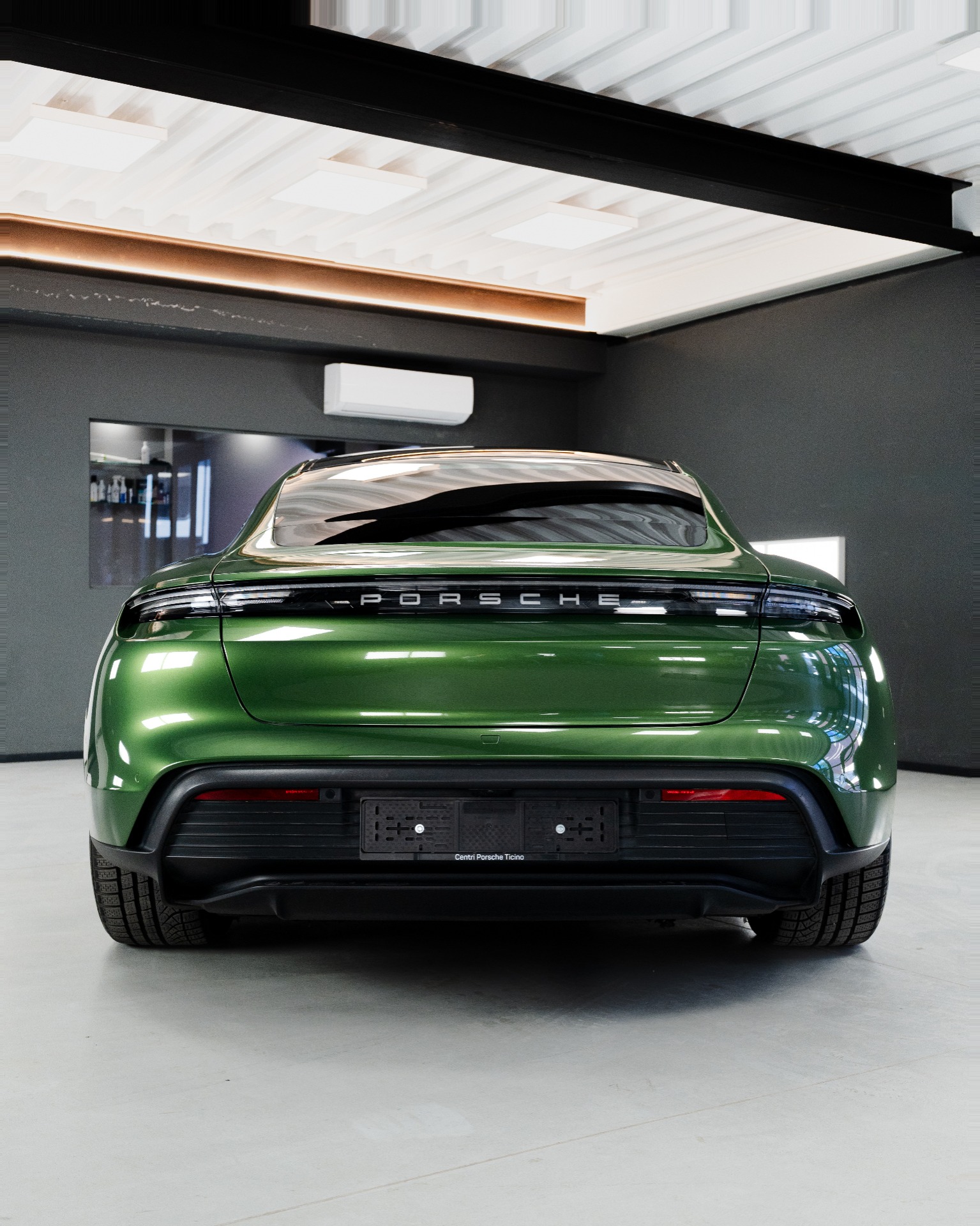 Porsche Taycan dopo il wrapping verde