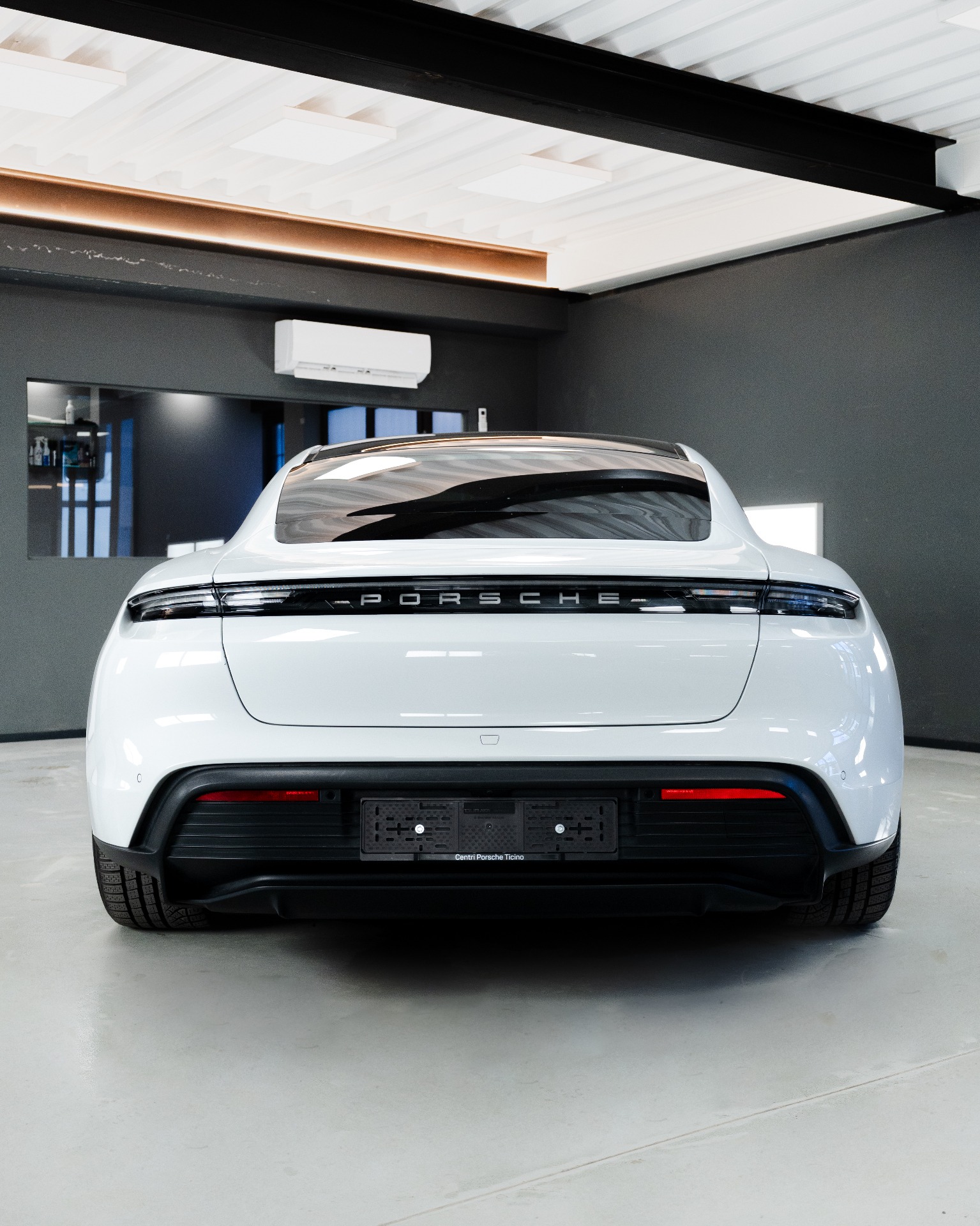 Porsche Taycan bianca prima del wrapping